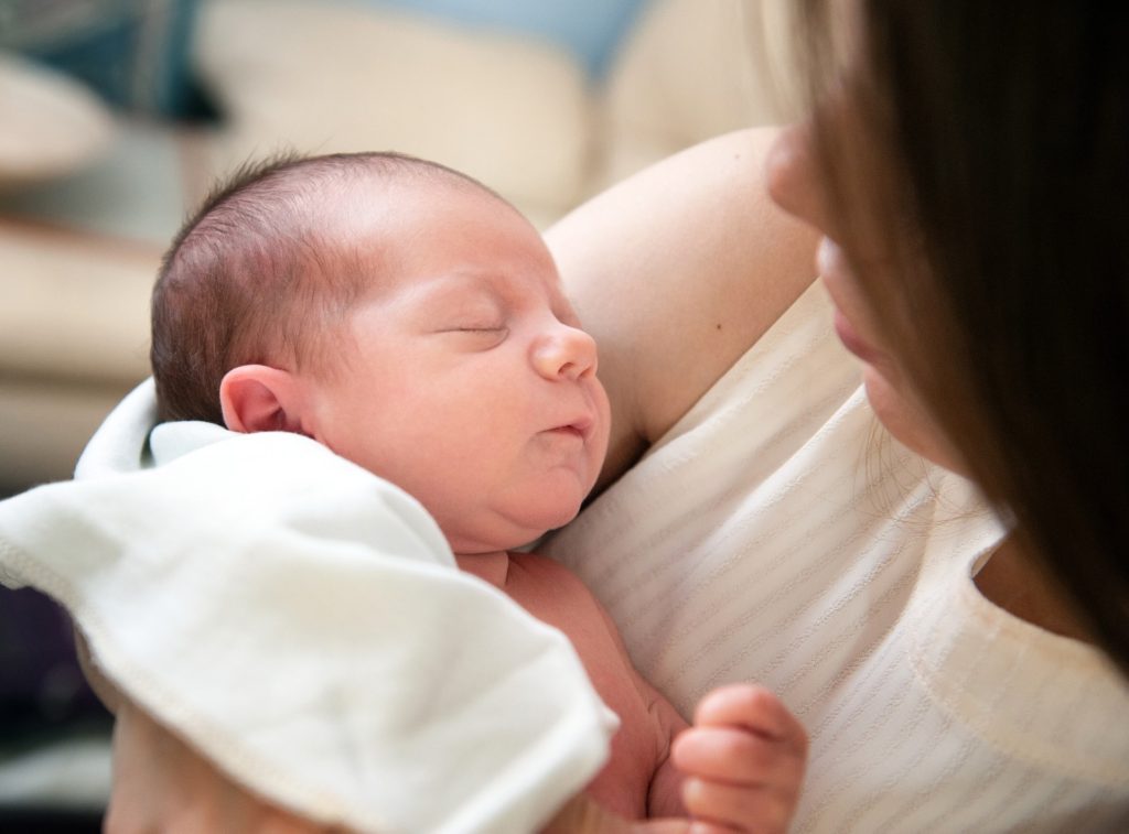 Feeding a new born – Breastfeeding and formula feeding